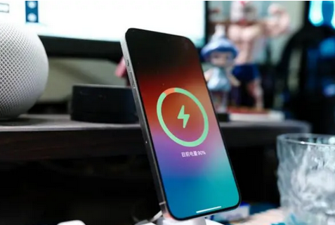 新华镇苹果15换屏服务分享用什么充电器给iPhone15充电更好 
